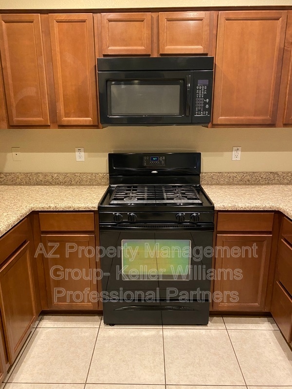 Foto del edificio - 812 S 178th Ln