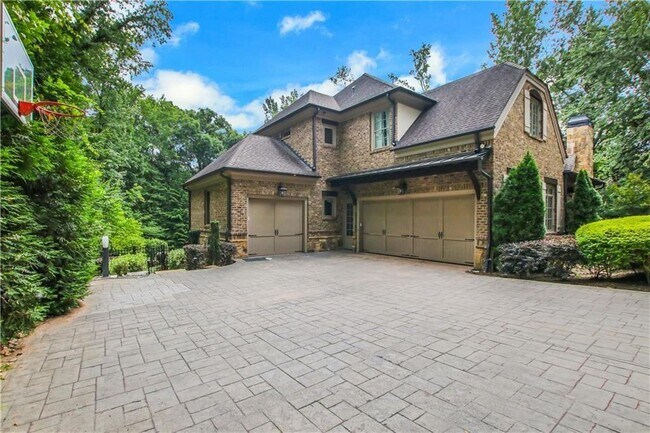 Foto del edificio - 5265 Peachtree Dunwoody Rd NE