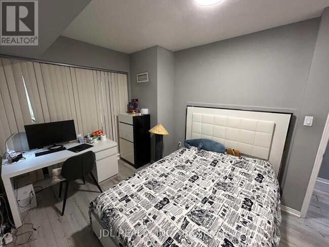 Building Photo - 887 Bay St.