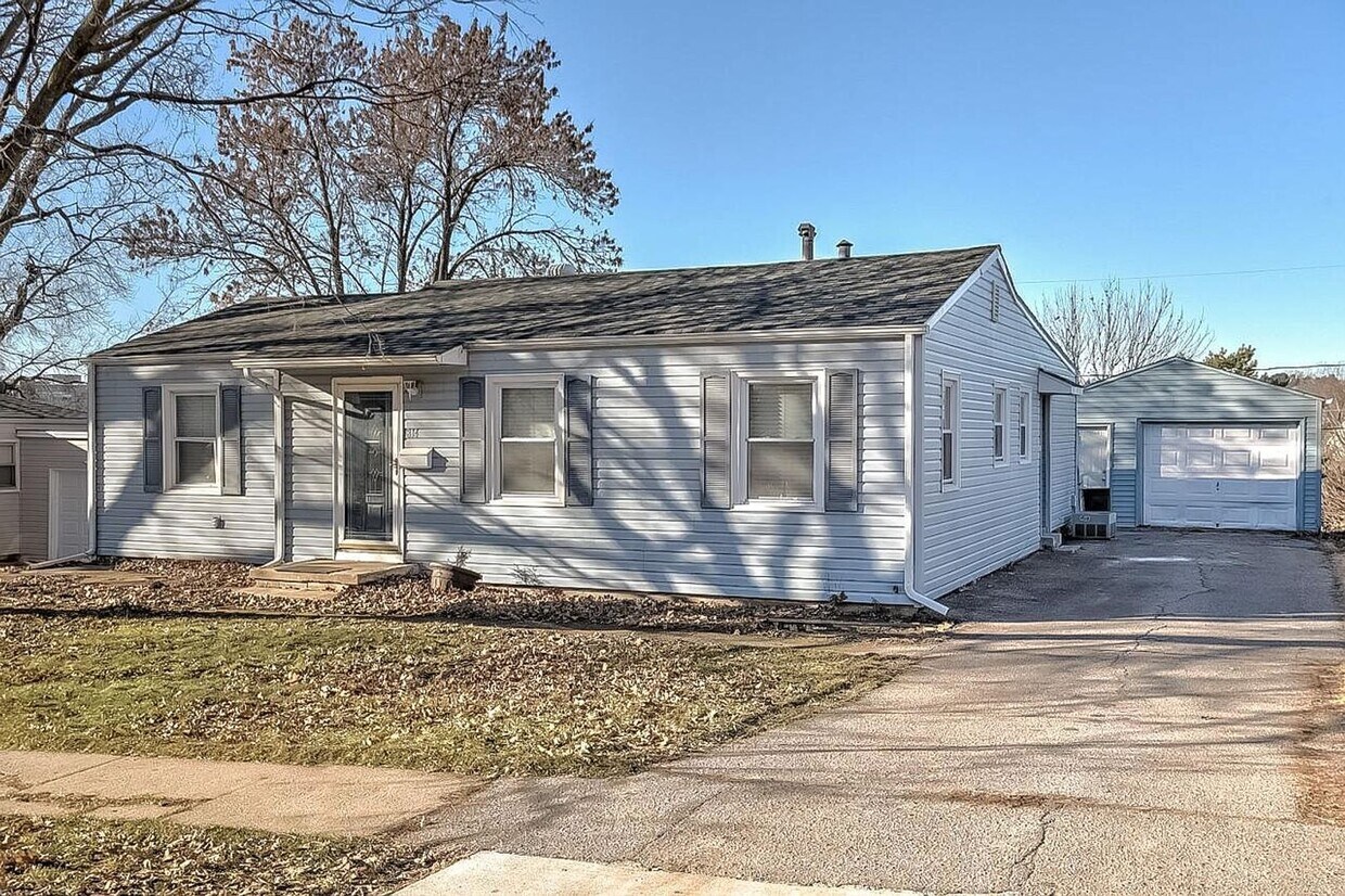Primary Photo - Spacious Three Bedroom!