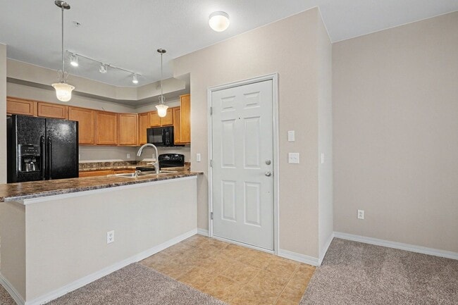 Building Photo - Beautifully Updated 2 Bed / 2 Bath Condo with Garage in Chatfield Bluffs