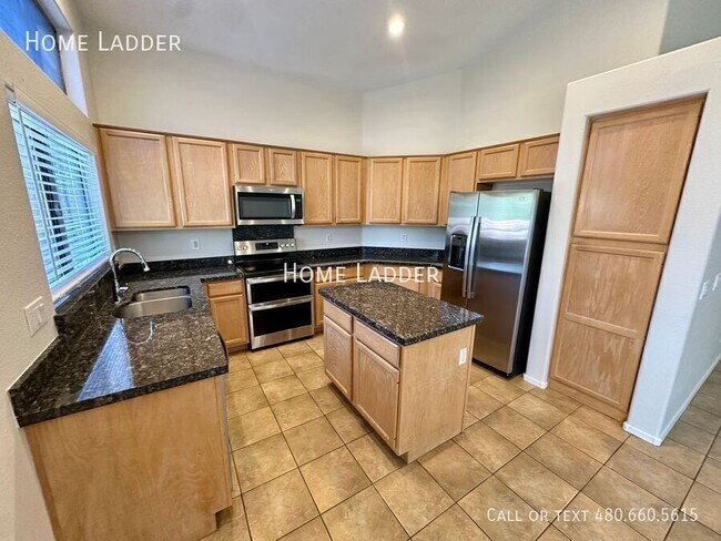 Building Photo - 1028 S Roca St