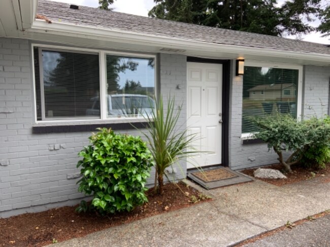 Building Photo - 9222 Kenwood Dr SW