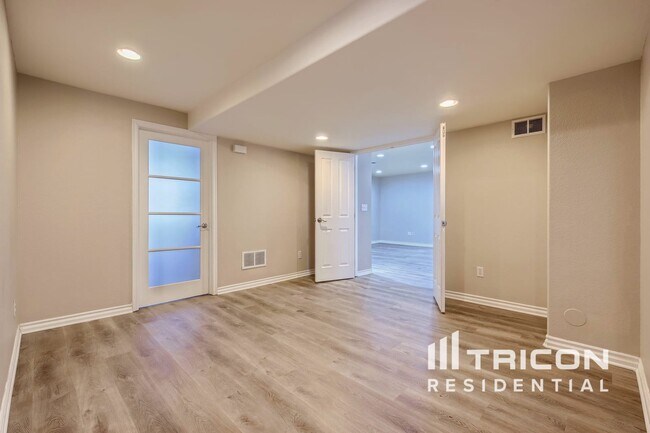 Building Photo - 5400 Cloverbrook Cir