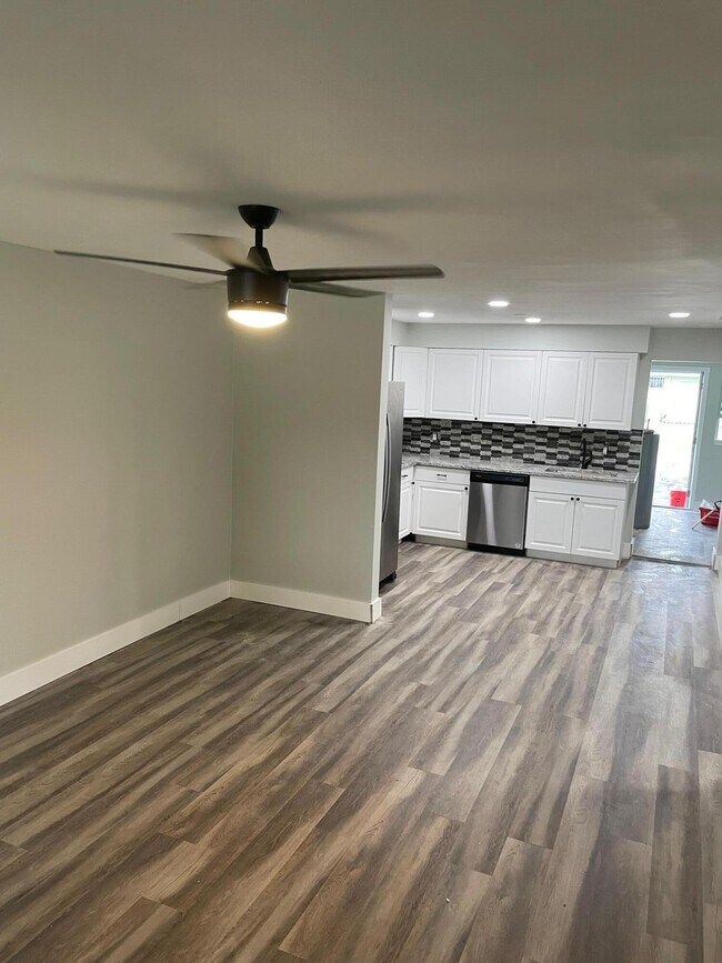 Foto del edificio - 595 Silver Beach Rd