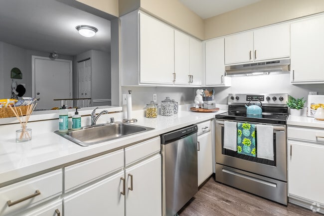 2 BR, 1 BA - 903 SF - Woodside Apartments