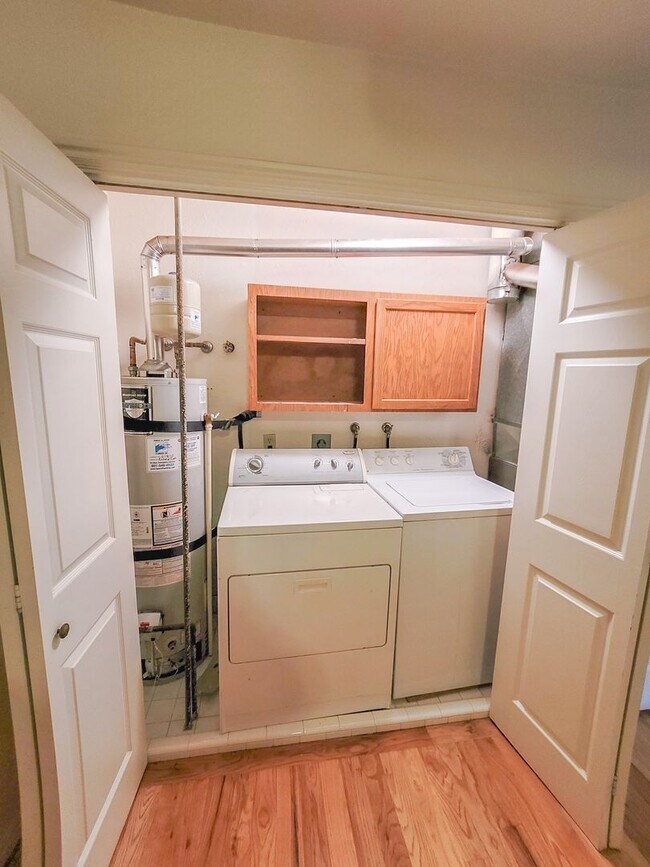 Foto del edificio - Partially Furnished 2 bedroom, 1 bathroom ...