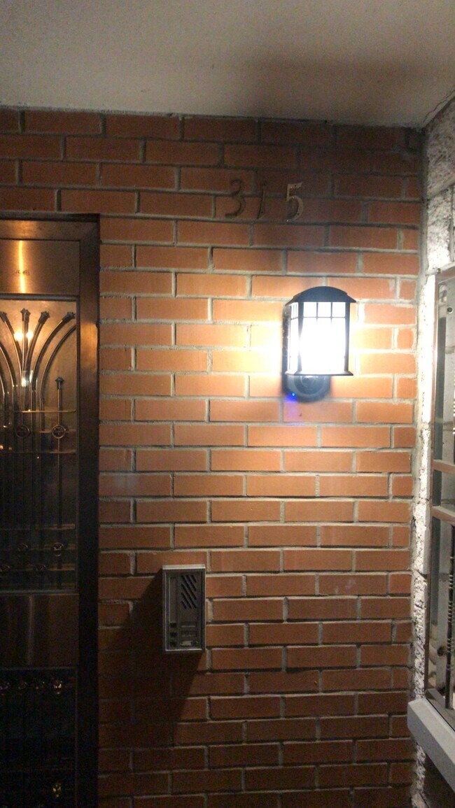 Foto del edificio - 315 E Mt Eden Ave