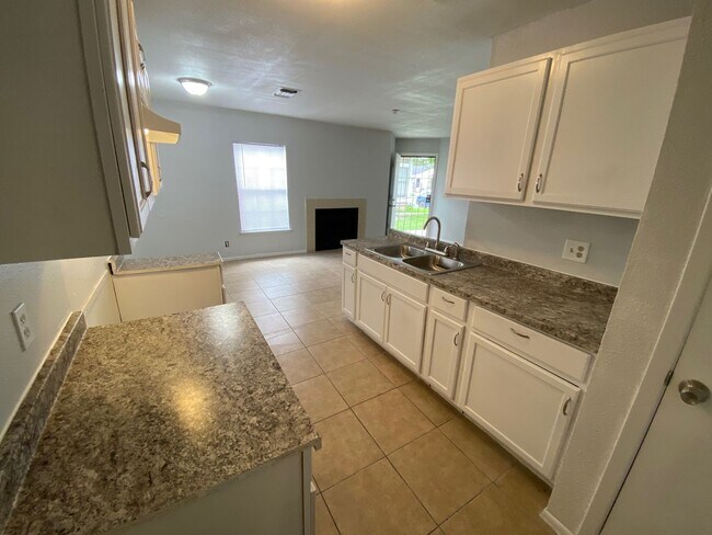 Foto del edificio - Spacious 2BR/1BA- Home Available Now!