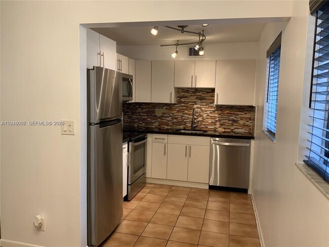 Foto del edificio - 9920 NW 68th Pl