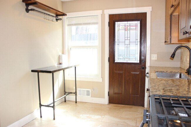 Building Photo - 2516-2518 W 98th St