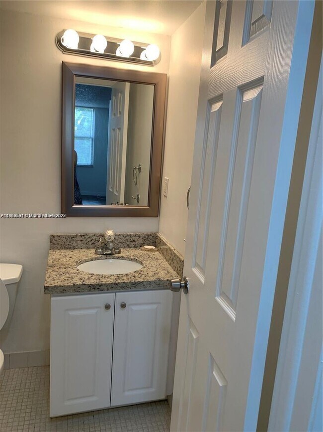 Foto del edificio - 14421 N Kendall Dr