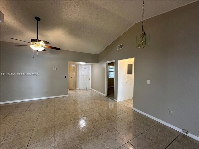 Foto del edificio - 1024 S Independence Dr