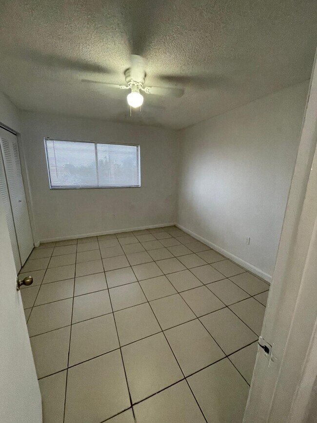 Foto del edificio - 230 W 68th St
