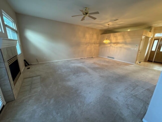 Building Photo - Spacious townhome with mountain views, clo...
