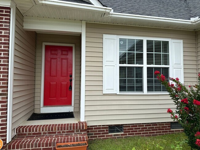 Building Photo - 4 Bedroom, 3 Bath with 2 Car Garage off Ho...
