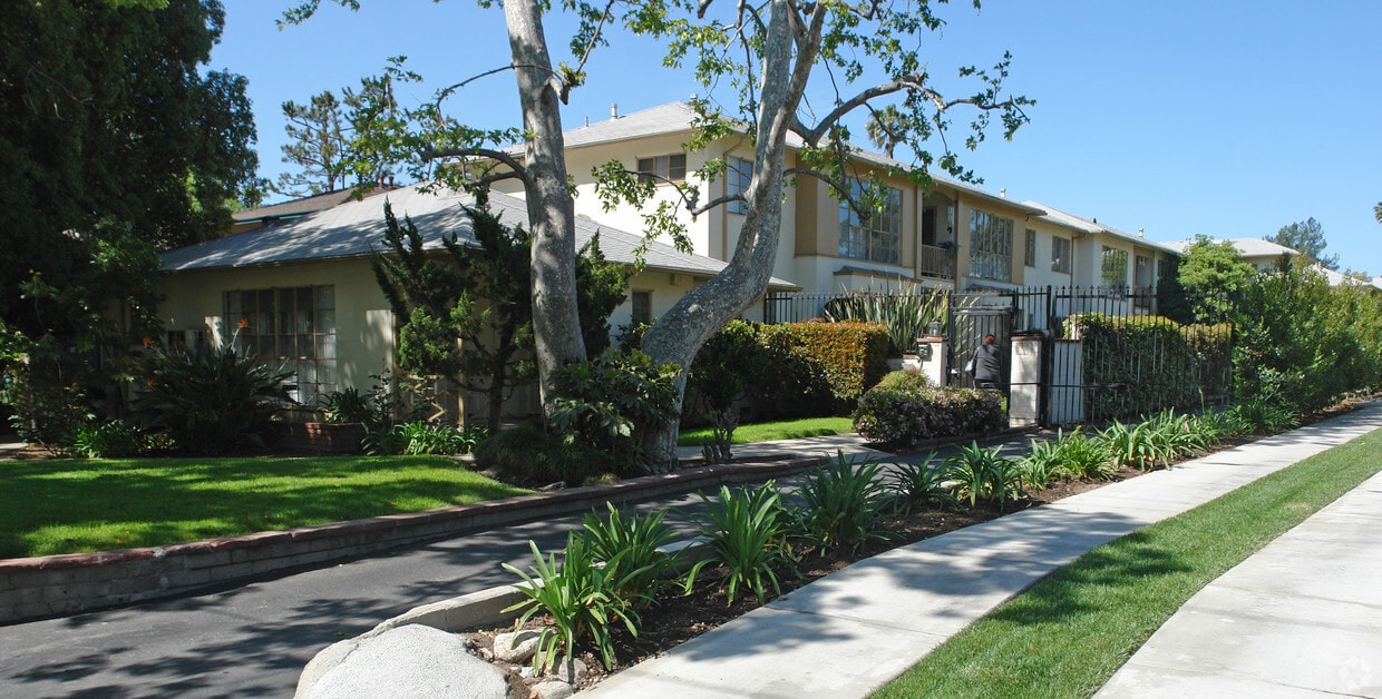 Los Robles Gardens - 1401 N Los Robles Ave