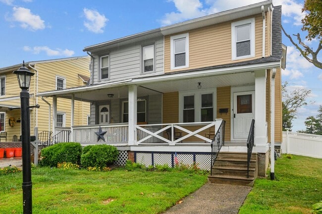 FIRST MONTH FREE* Large Twin Home! One (1) Car Garage, W/D Hookups in basement, Stainless Applian... - FIRST MONTH FREE* Large Twin Home! One (1) Car Garage, W/D Hookups in basement, Stainless Applian...