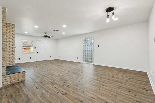 Foto del edificio - 3 Bedroom in the Heart of Metairie with Up...