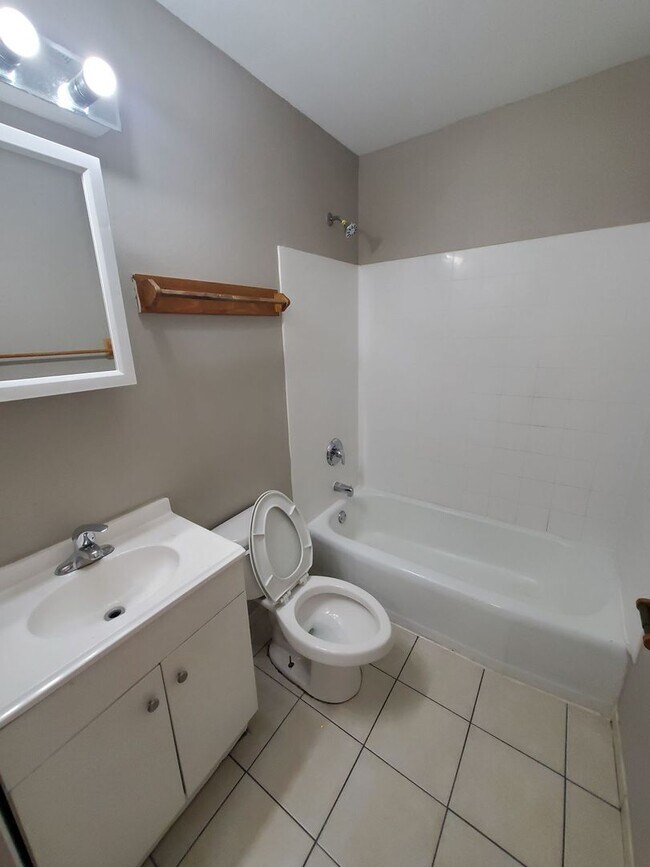 Foto del edificio - 5917-5919 N 83rd St. (Duplex)