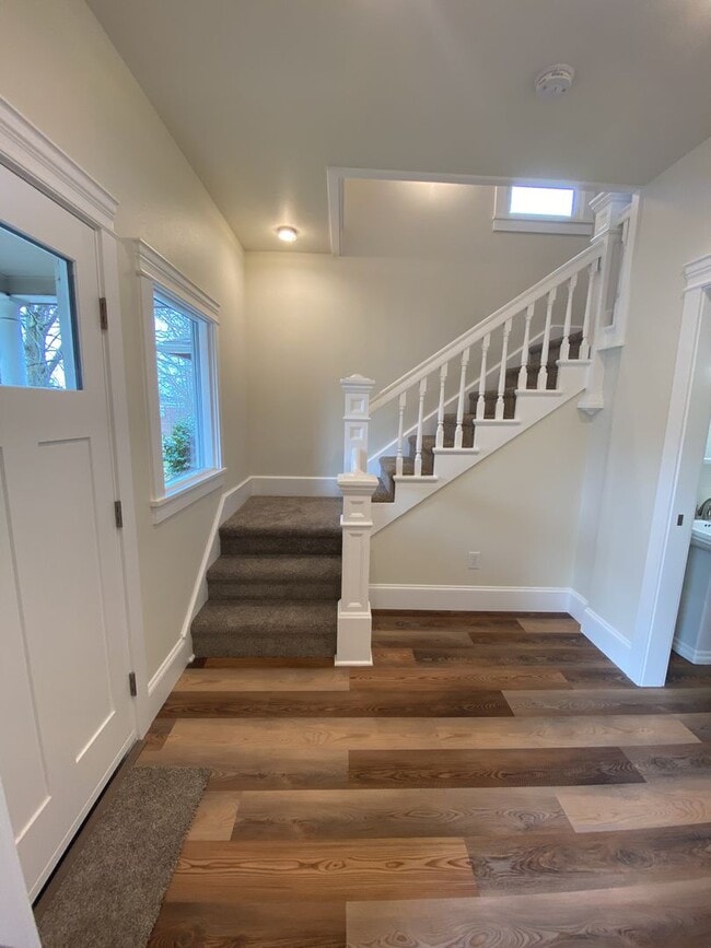 Building Photo - Recently Updated and Remodeled House in th...