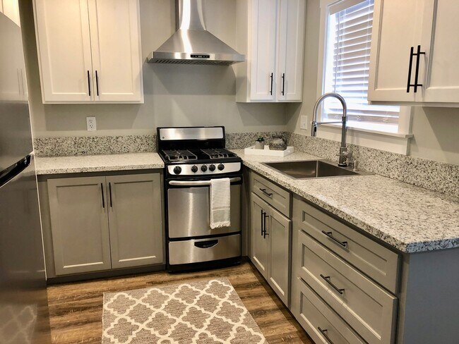 Foto del edificio - $1,350 Clovis Cottage 1 Bedroom Home Sierr...