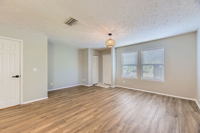 Foto del edificio - 5855 Monroe Crossing