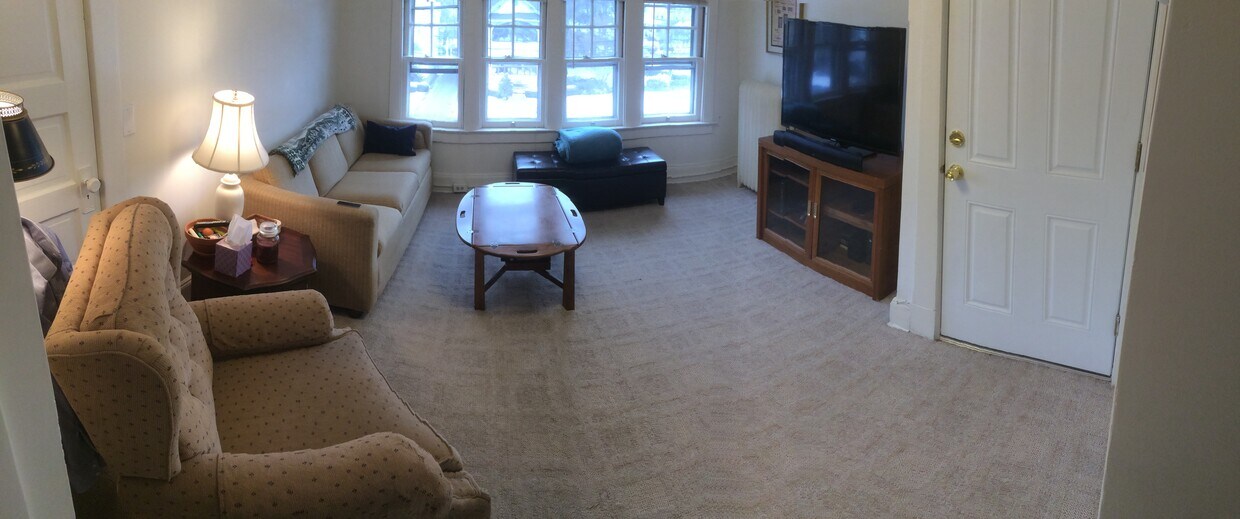 Living Room - 781 Farmington Ave