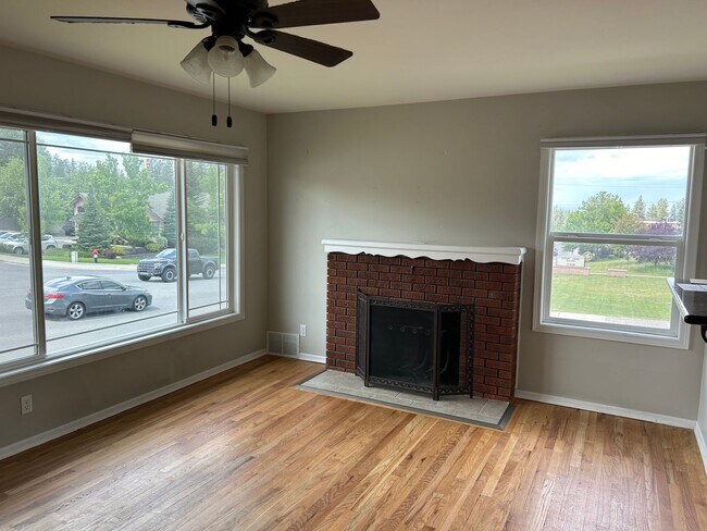 Building Photo - Inviting 3 Bed, 2 Bath Home w/ Garage on S...
