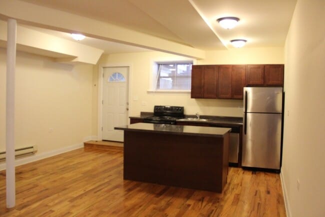 Building Photo - 1115 W Oakdale Ave
