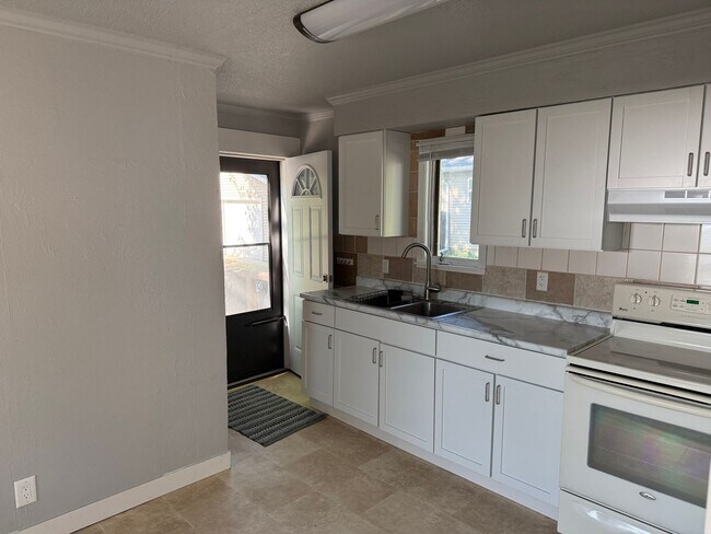 Foto del edificio - Charming 2 Bed, 1 Bath Home – Month-to-Mon...