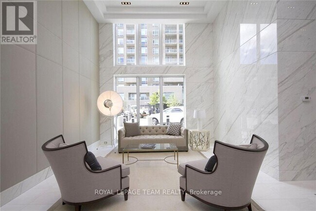 Photo du bâtiment - 111 Champagne Ave S