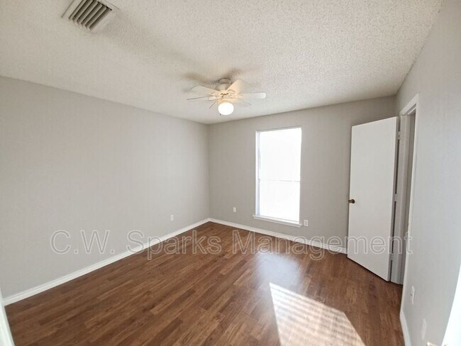Building Photo - 1100 Sandy Trail Dr