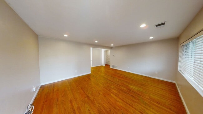 Building Photo - Spacious 8-Bedroom / 4-Bathroom Home Near ...