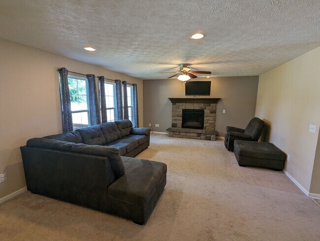 Foto del edificio - Beautiful 4 Bedroom Home in Amherst Schools.