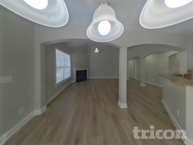 Building Photo - 3048 Scottcrest Way