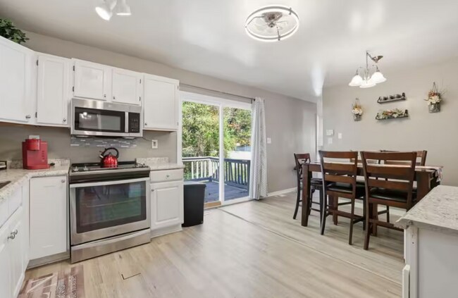 Foto del edificio - Charming 3BR/2BA Main-Level Home with Fenced Backyard