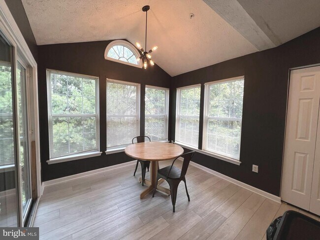 Foto del edificio - Gorgeous Light-Filled 2BR/2BA Penthouse Condo in Piney Orchard.