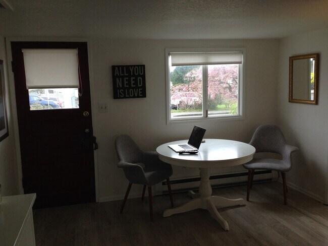 Building Photo - In-town Cottage