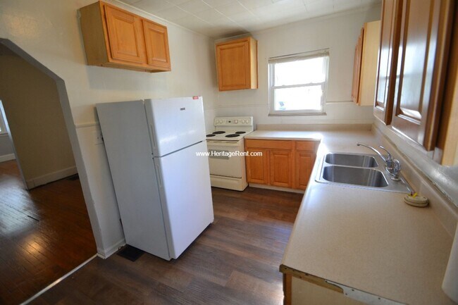 Foto del edificio - Great 2br Latonia house with Garage & Fenc...