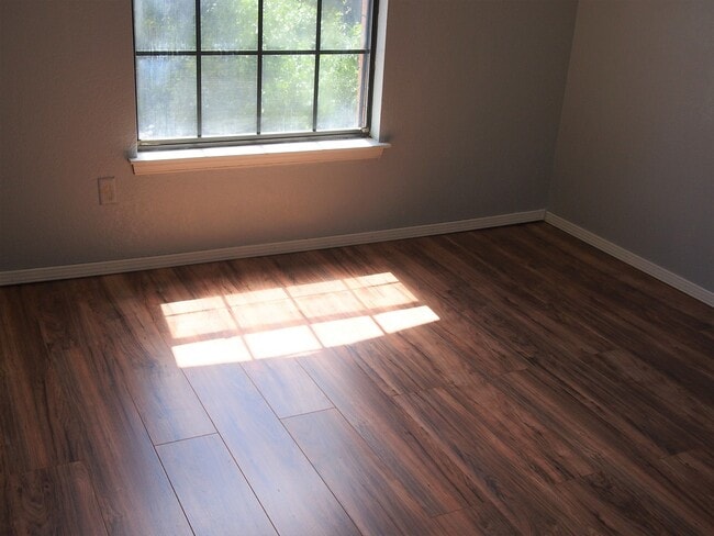 Building Photo - Conveniently Located Corner Lot Home!