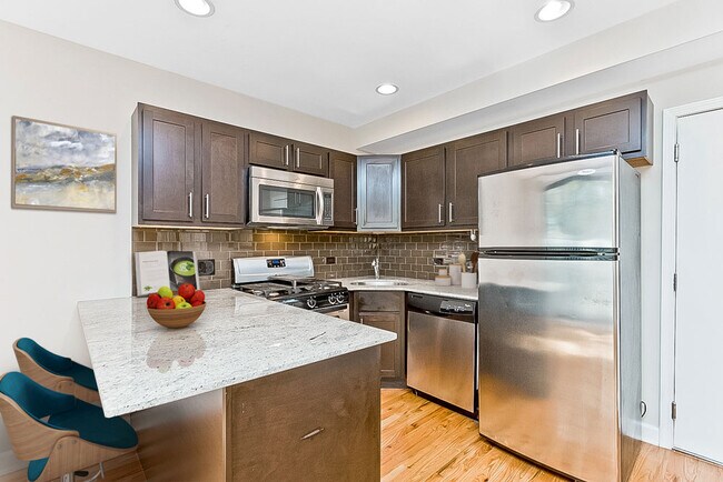 Foto del edificio - 4721 N Maplewood Ave