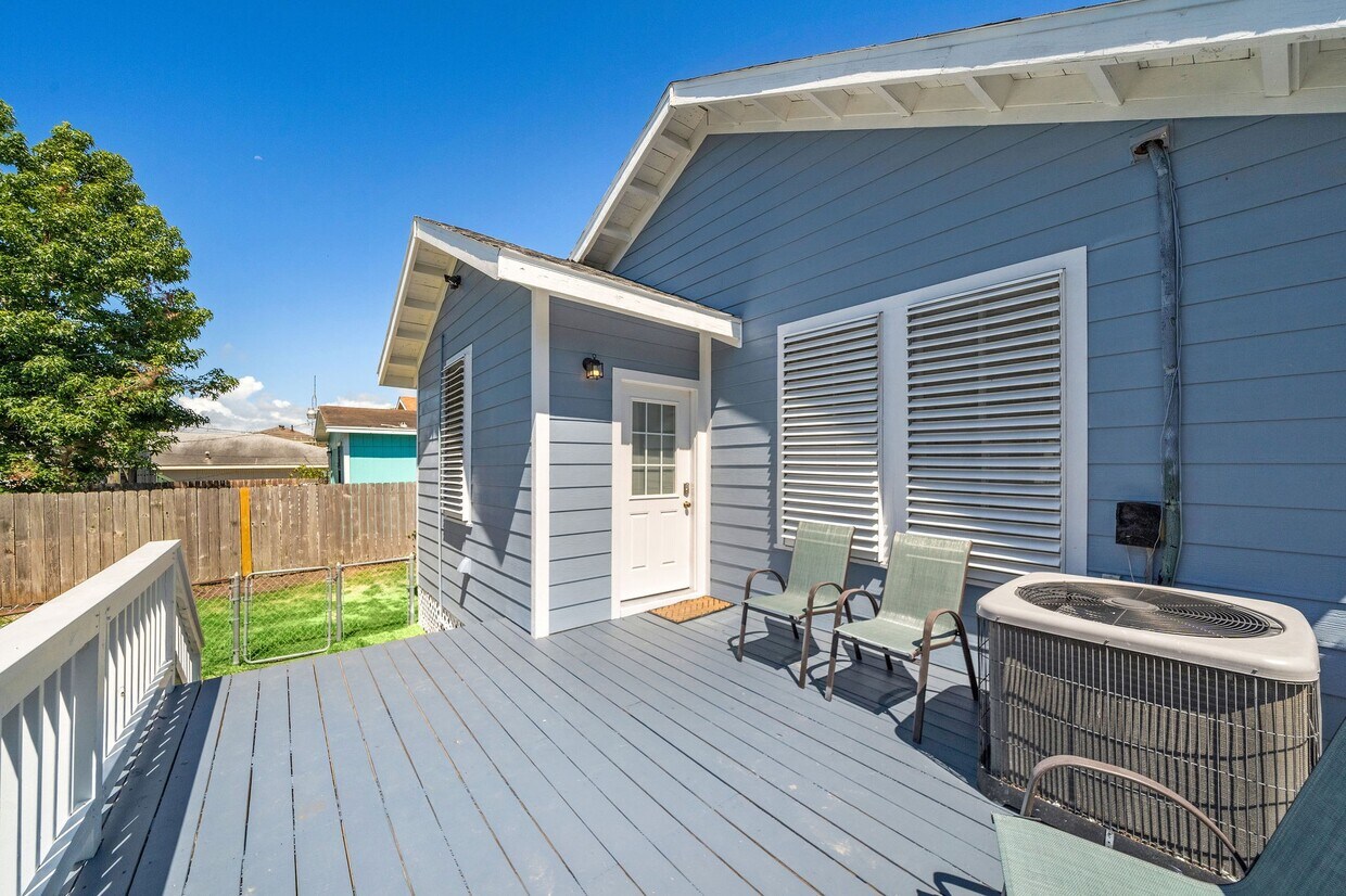 Building Photo - 4905 Bernardo De Galvez Ave