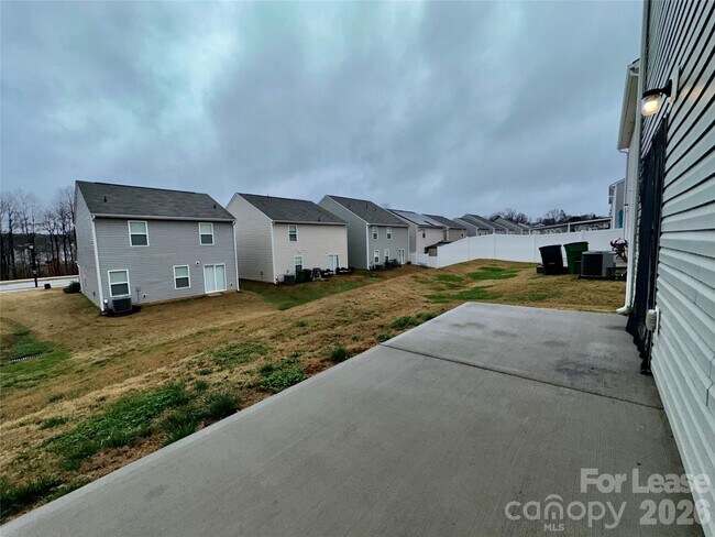 Foto del edificio - 8128 Derby Wood Ln