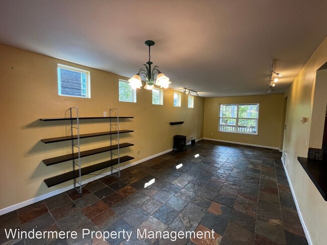 Building Photo - 3 br, 2.5 bath House - 6238 NE Center St