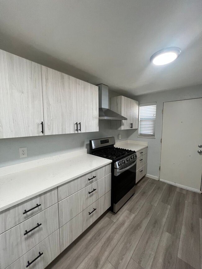 Foto del edificio - Beautifully Renovated 2 bedroom in Aurora! Right on the park and close to Stanley Marketplace!