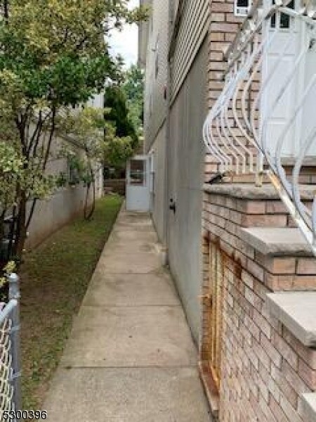 Building Photo - 102 Sylvan Ave