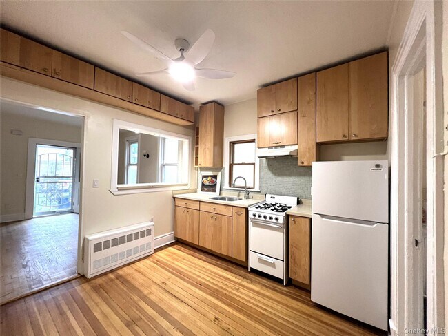 Foto del edificio - 241 W Broadway