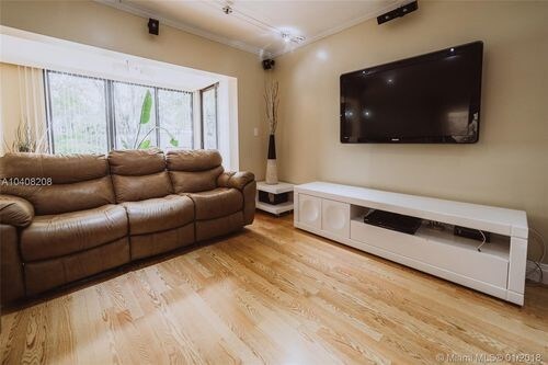 Foto del edificio - 323 Ives Dairy Rd