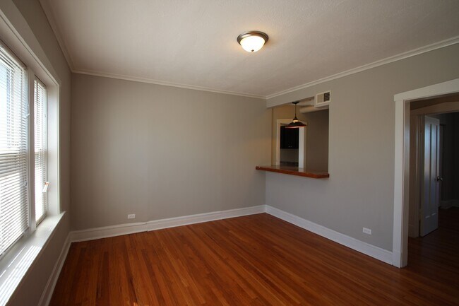 Foto del edificio - 2 Bed / 1 Bath Beautiful Rehabbed Apartment in Hermosa near Fullerton Bus, Restaurants & Shopping...